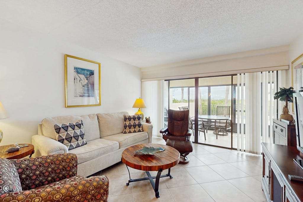 Waterfront snowbird friendly condo with pool sundeck & steps away to beaches
