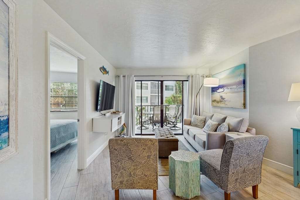 Third Floor Condo with Shared Outdoor Pool Hot Tub Tennis washer & dryer & Free WiFi