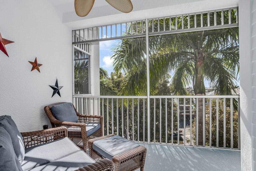 Renovated condo with screened balcony AC & shared pool & spa & sundeck