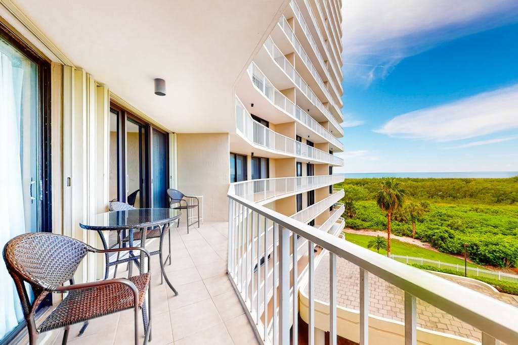 Coastal Condo with Beach Access Shared Pool Private Balcony & Fast WiFi