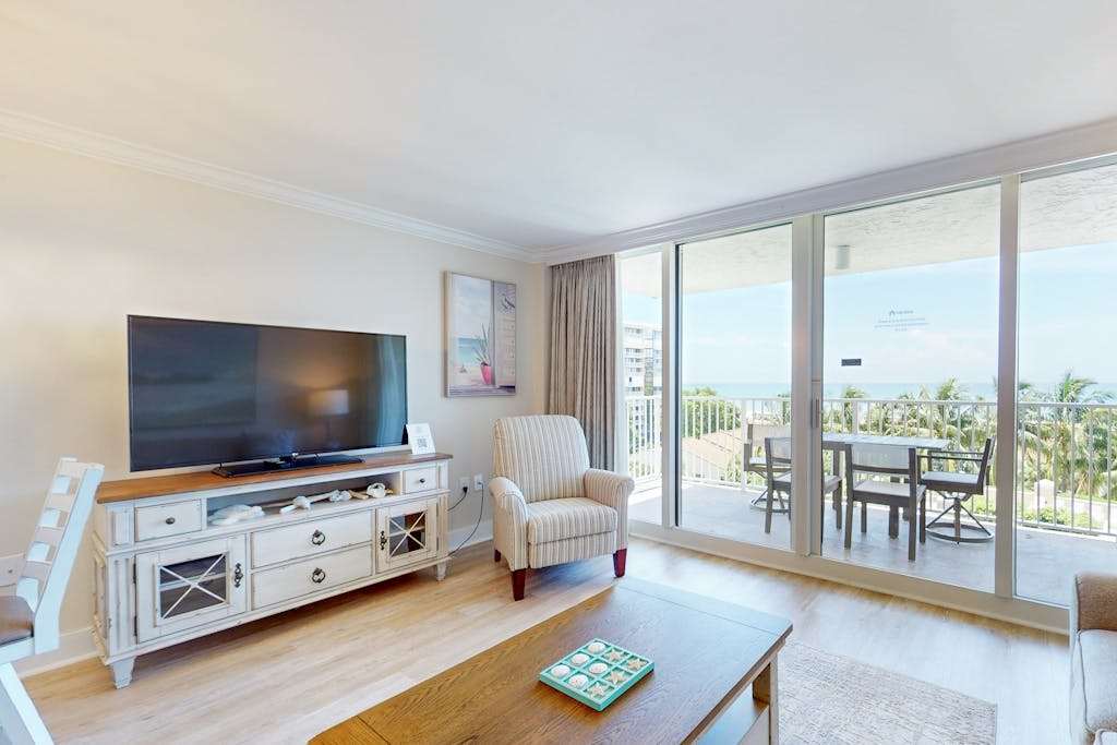 Snowbird friendly Gulf front condo with pool hot tub fitness room & AC