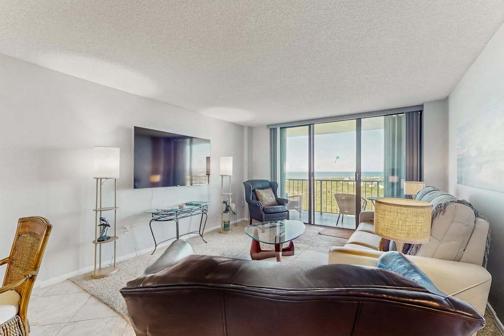 Gulf view condo with private balcony pool tennis beach access & WiFi