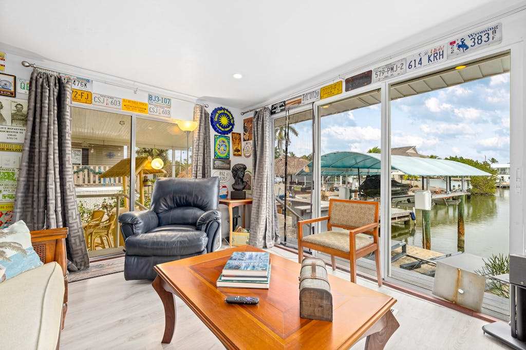 Waterfront home with kayaks washer & dryer & fast WiFi