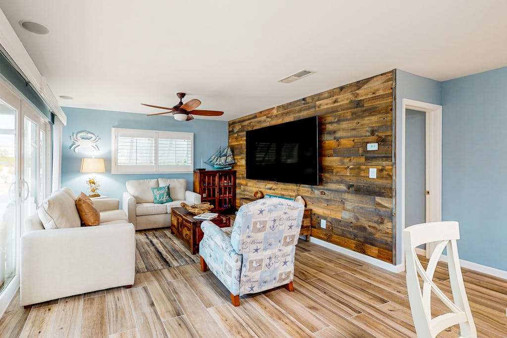 Bright & breezy beach house with private pool sunroom washer & dryer & AC