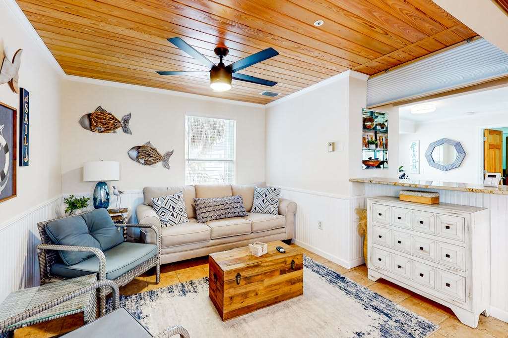 Across street from Gulf with balcony & central AC dog & snowbird friendly