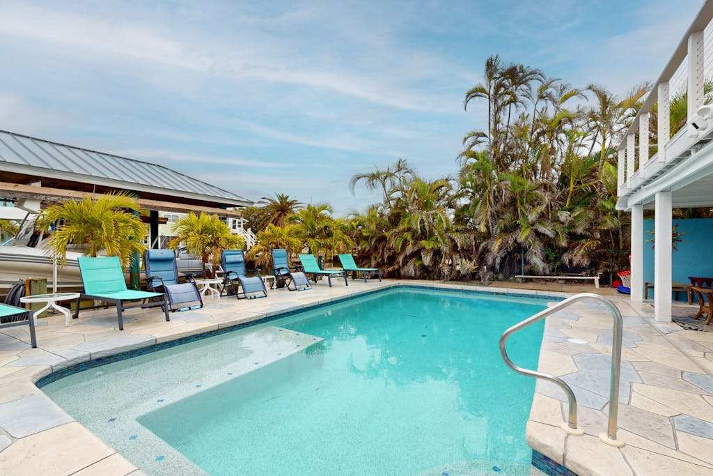 Spacious home with heated pool lots of outdoor entertainment & WIFI