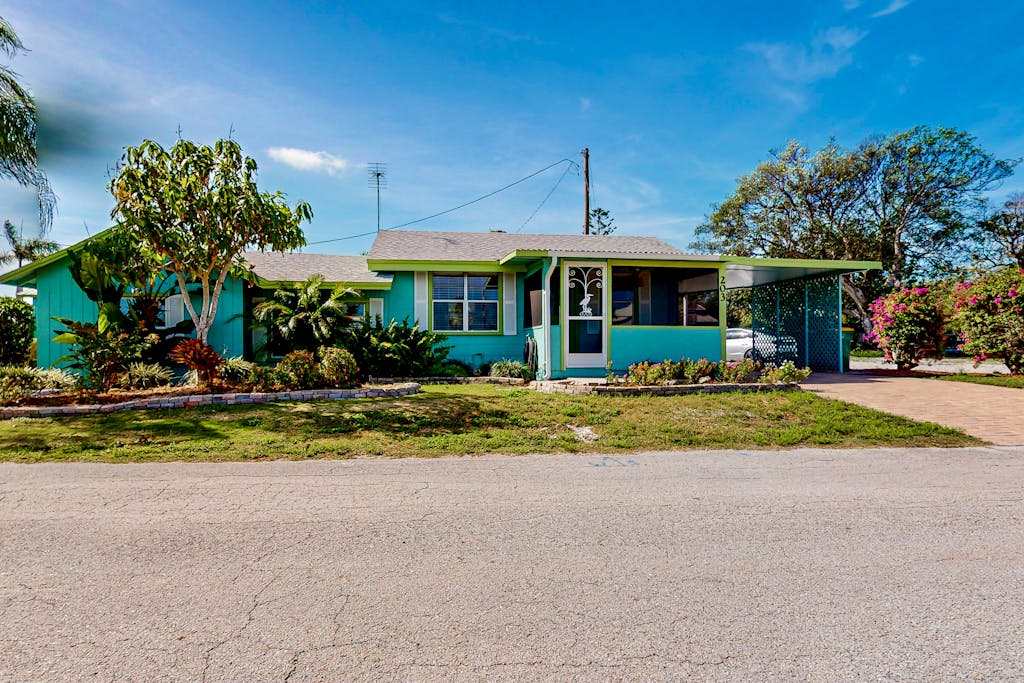 Waterfront retreat with bay views dog friendly & snowbird ready