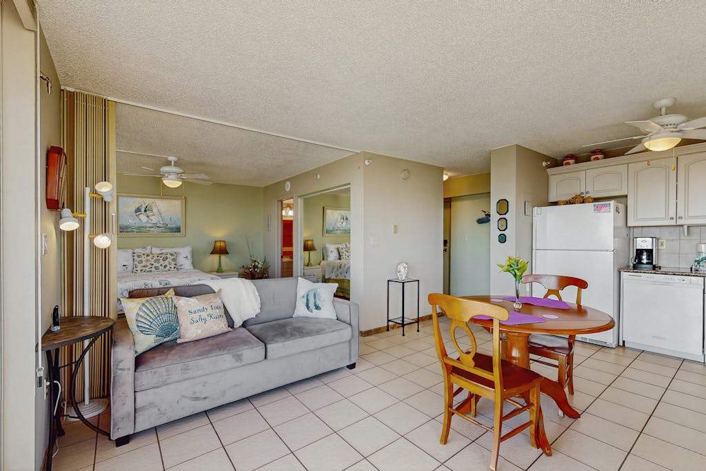 Waterview condo with shared pool panoramic balcony views & WIFI