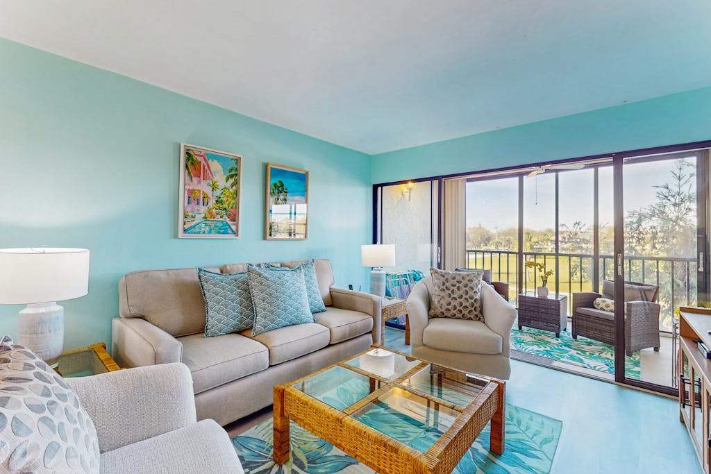 Snowbird friendly condo with hot tub outdoor pool tennis dock BBQ & balcony