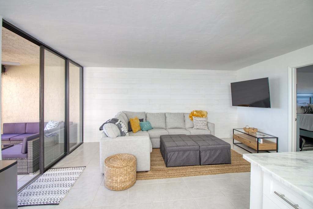 Amazing oceanfront condo with pool hot tub tennis & stunning balcony views
