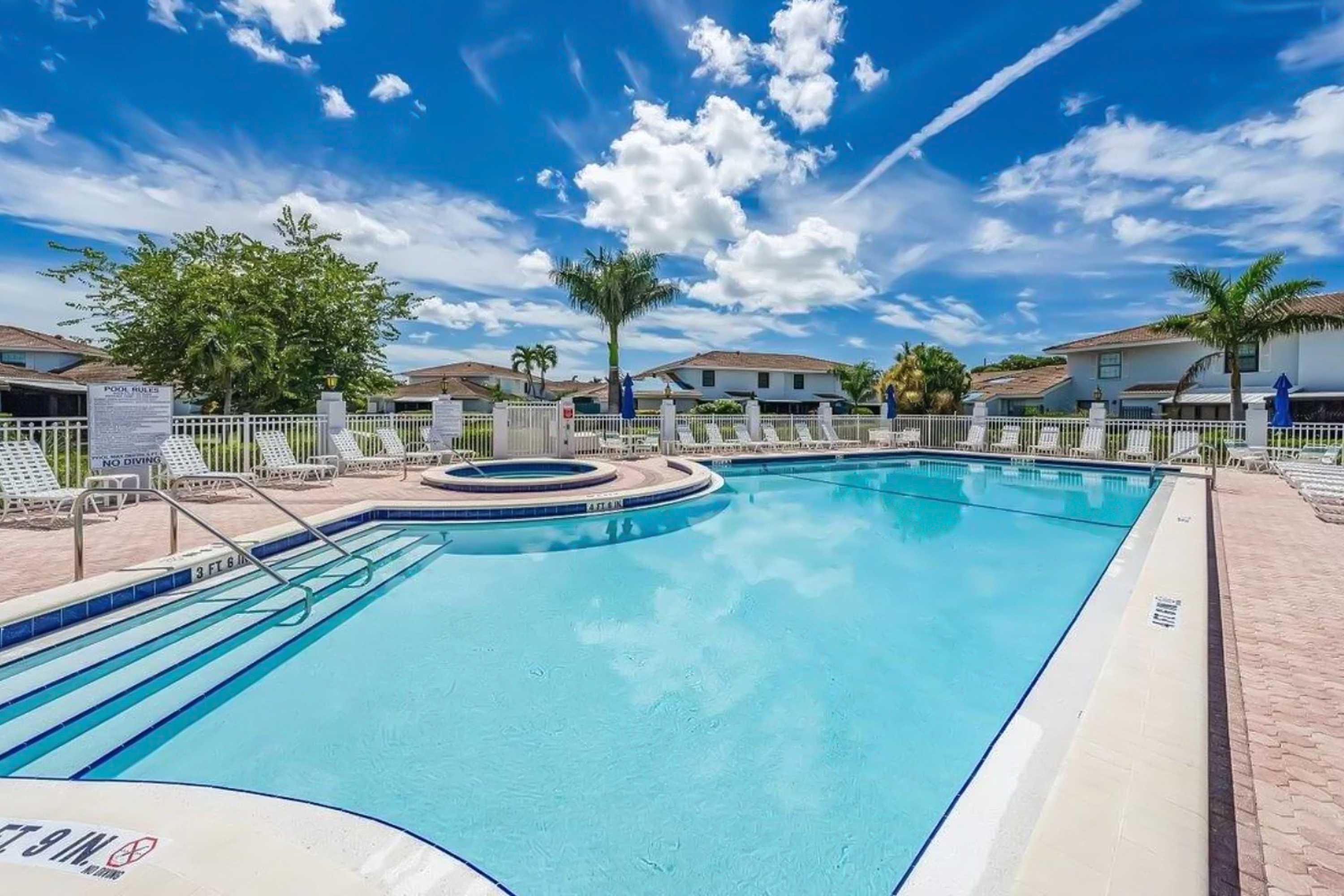 Snowbird friendly condo near beach with heated outdoor pool hot tub washer & dryer & AC