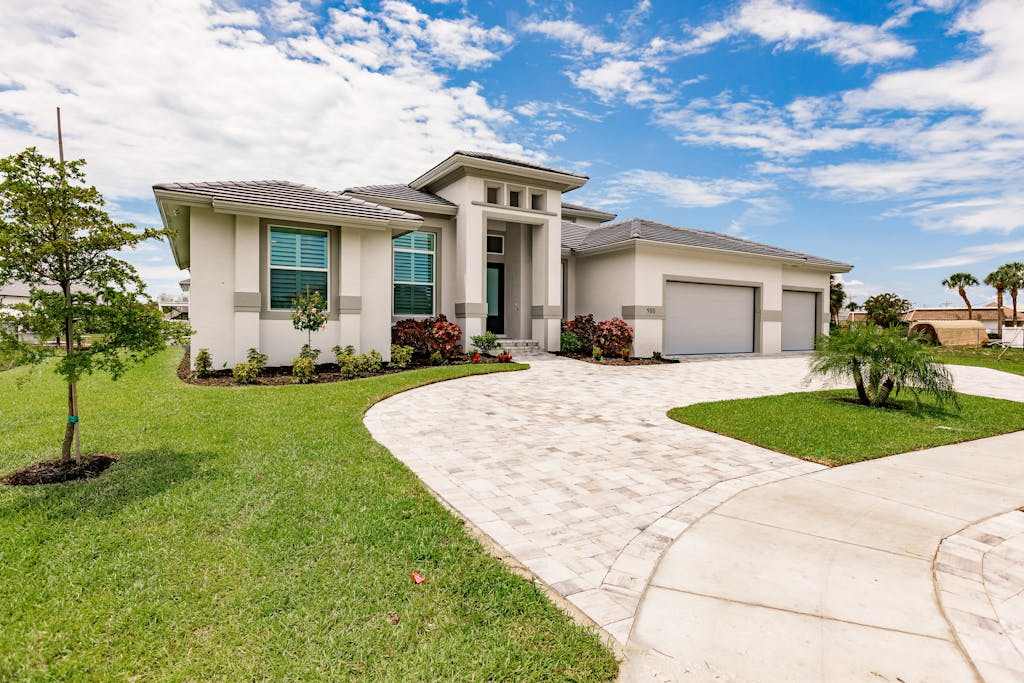 Gorgeous canal front home with private pool WIFI & washer & dryer
