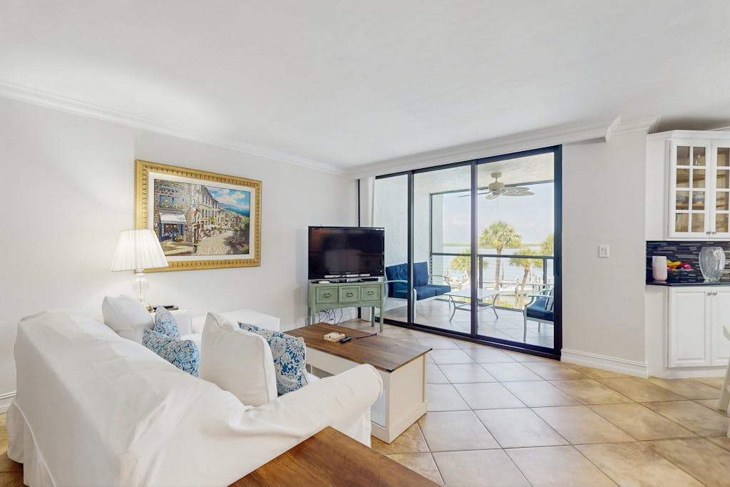 Charming waterfront condo with spacious balcony pools Jacuzzis & tennis courts