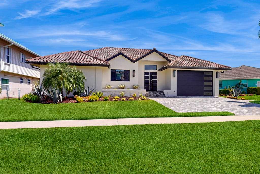Dazzling coastal home with private pool & spa lanai AC washer & dryer WiFi