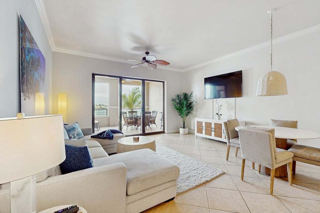 Luxury Waterfront Condo in Esplanade Shoppes Steps to Dining & Beaches!