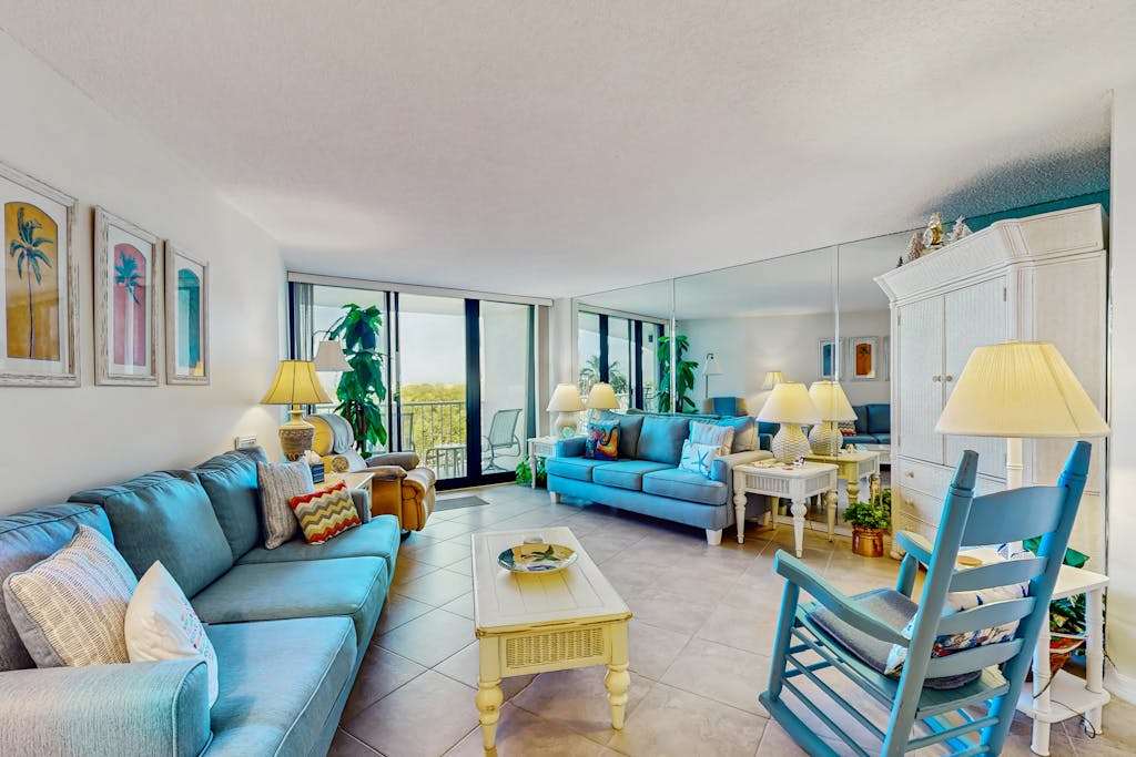 Waterview condo with shared pool panoramic balcony views & WIFI