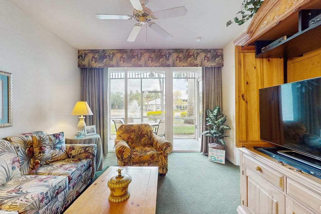 Lakefront home with water view golf pool hot tub & tennis