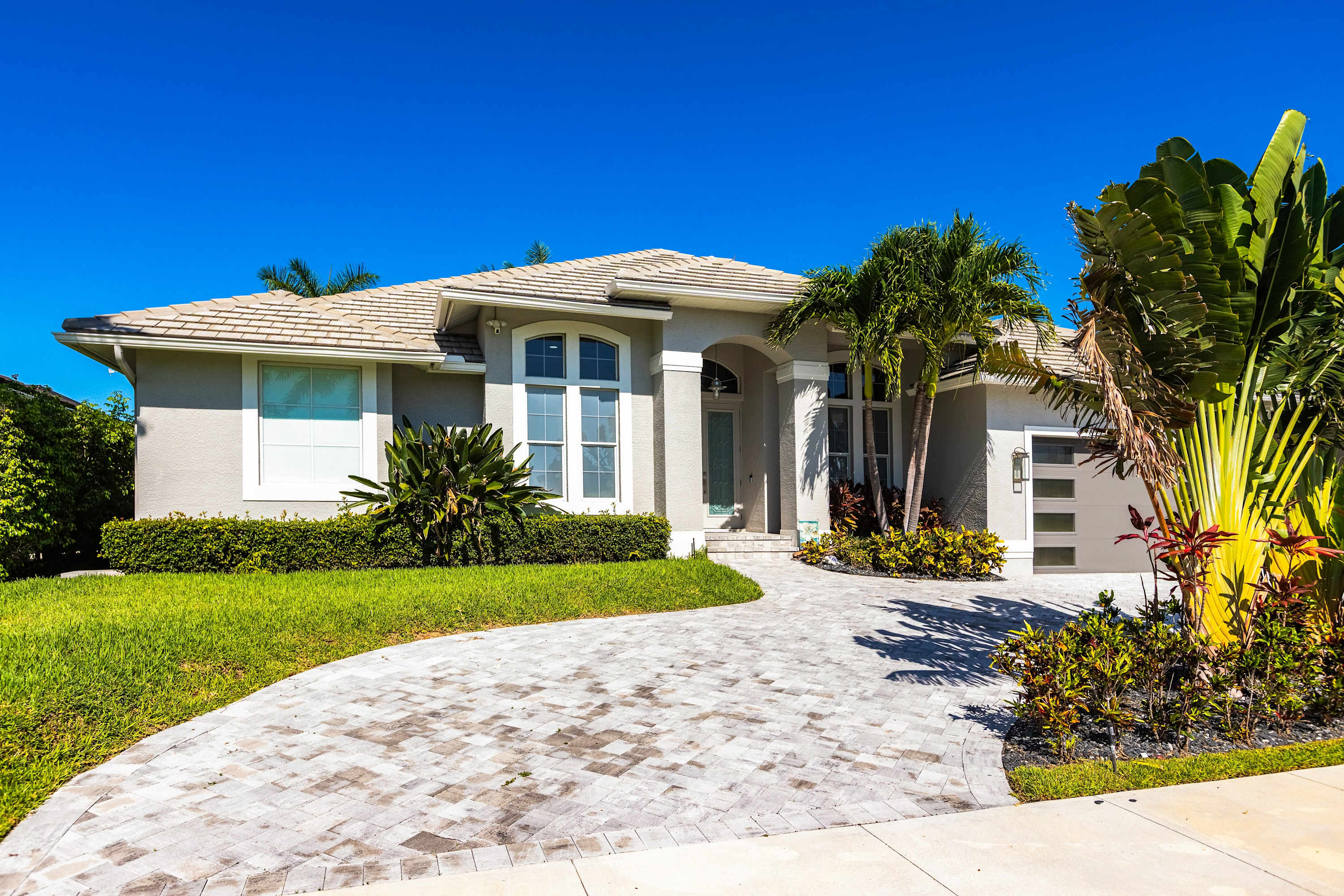 Elegant & luxurious waterfront home with heated pool dog friendly WIFI