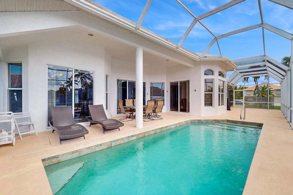 Dog friendly home with private pool washer & dryer & Wifi