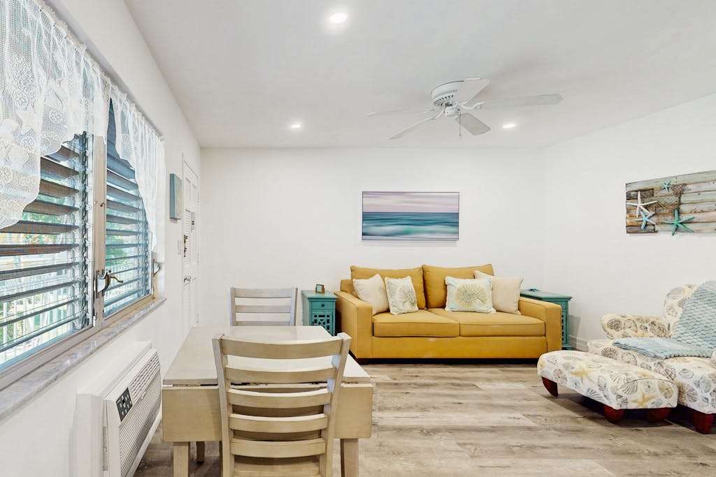 Charming Island Getaway Prime Location with a pool & near the Beach