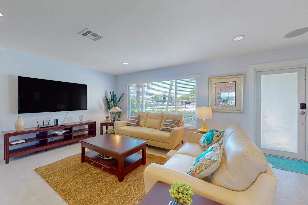 Elegant dog friendly all suite boater's paradise near beach with private dock