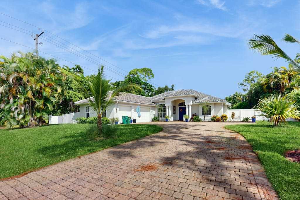 Naples home with resort style pool & lanai fast WiFi & gorgeous interior