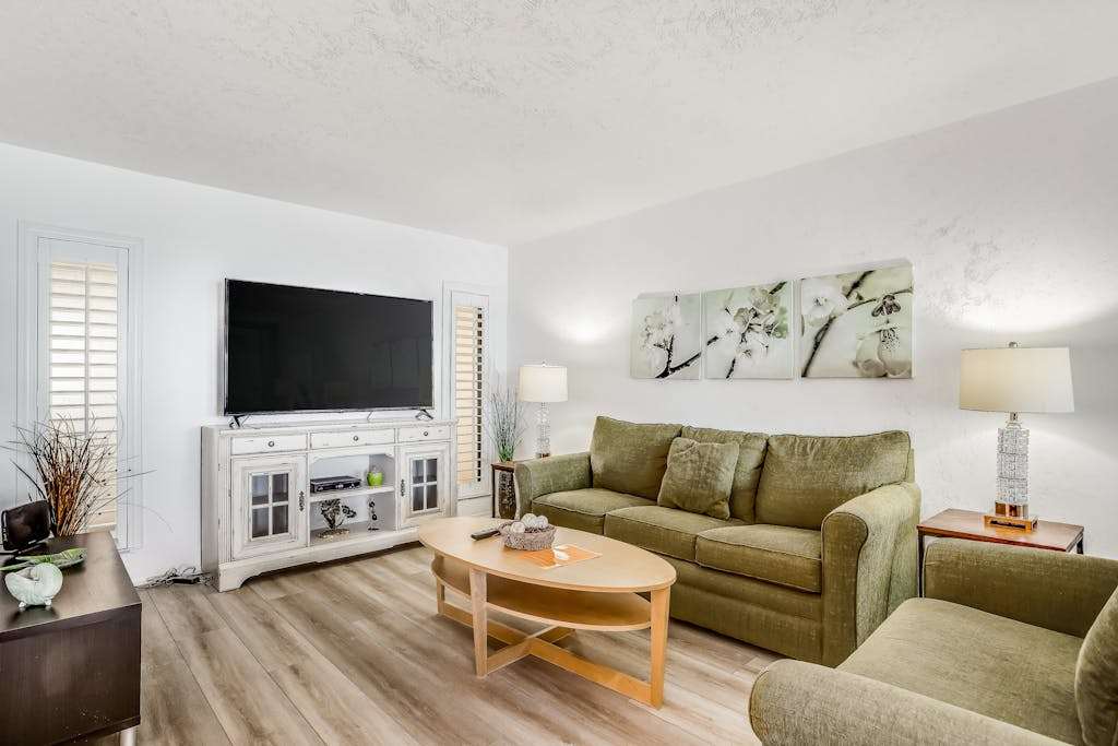 Oceanfront condo with pool fast WiFi & amazing view snowbird friendly