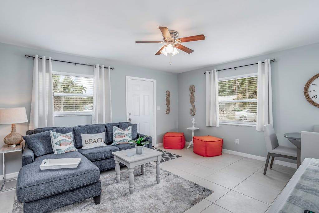 Charming duplex near the beach with screened porch washer & dryer dog friendly