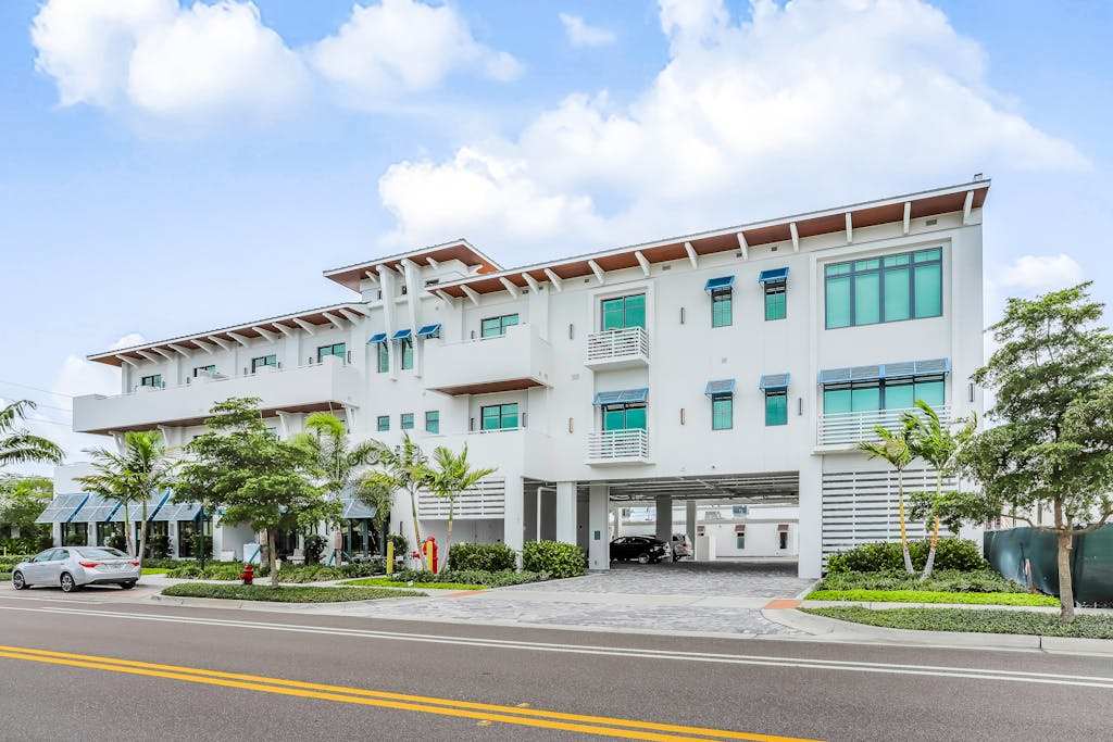 Contemporary dog friendly studio with central AC & washer & dryer