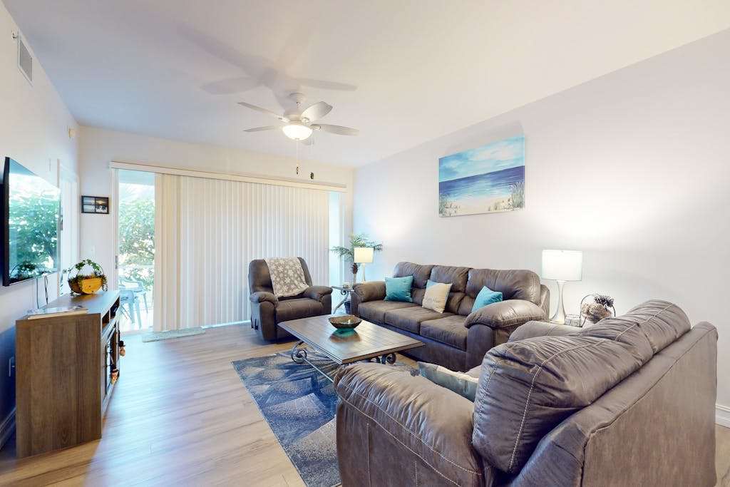 Newly renovated 1st floor condo near V&erbilt Beach with beach gear pool AC