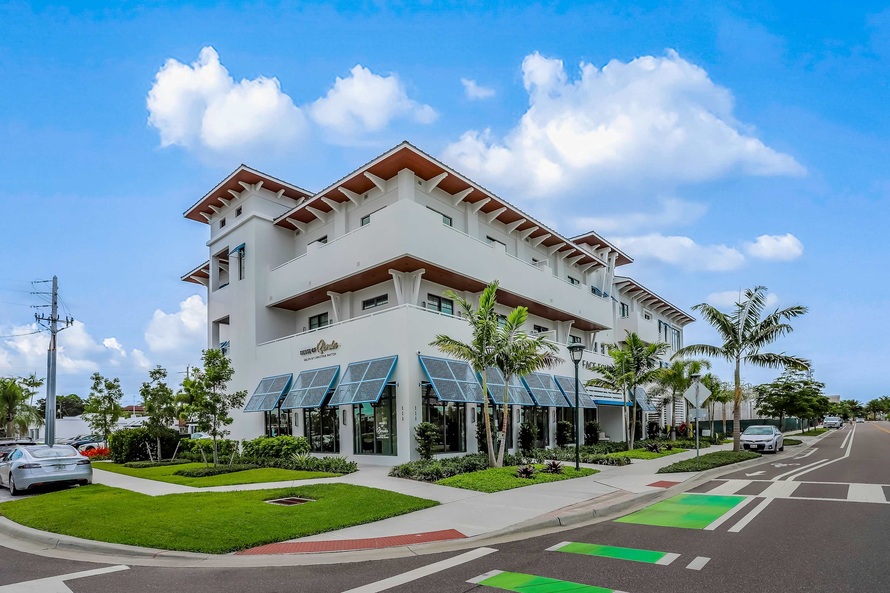 Contemporary condo with EV charger central AC & washer & dryer snowbird friendly