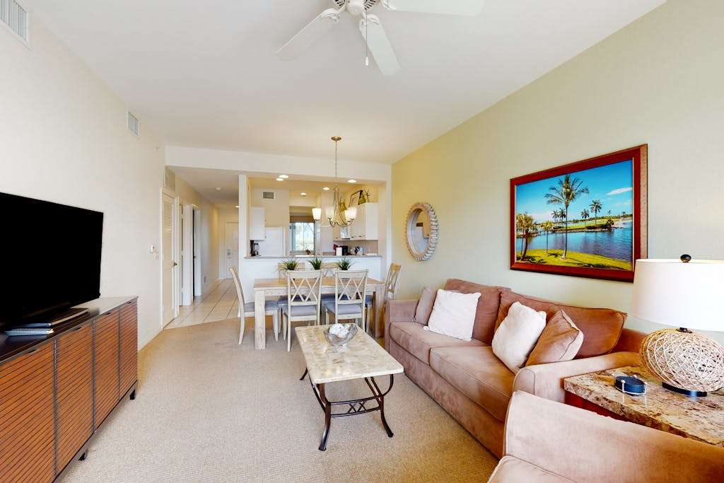 Lakefront condo with pool tennis lake views grill patio washer & dryer fast WiFi & AC