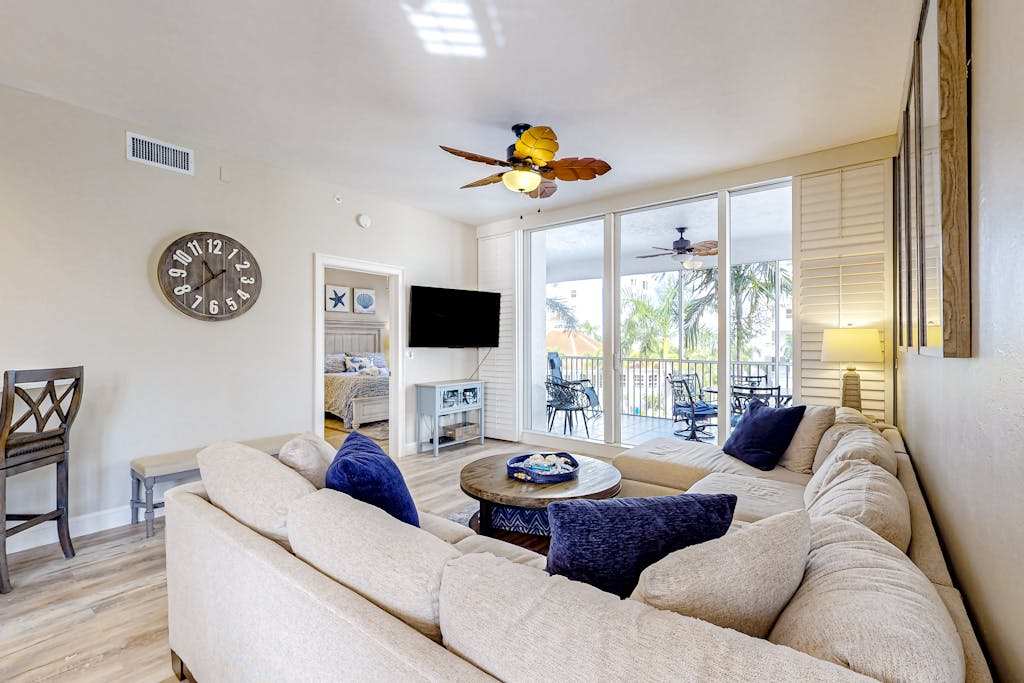 Beautiful luxury condo in Regatta at V&erbilt Beach with hot tub gym & lanai