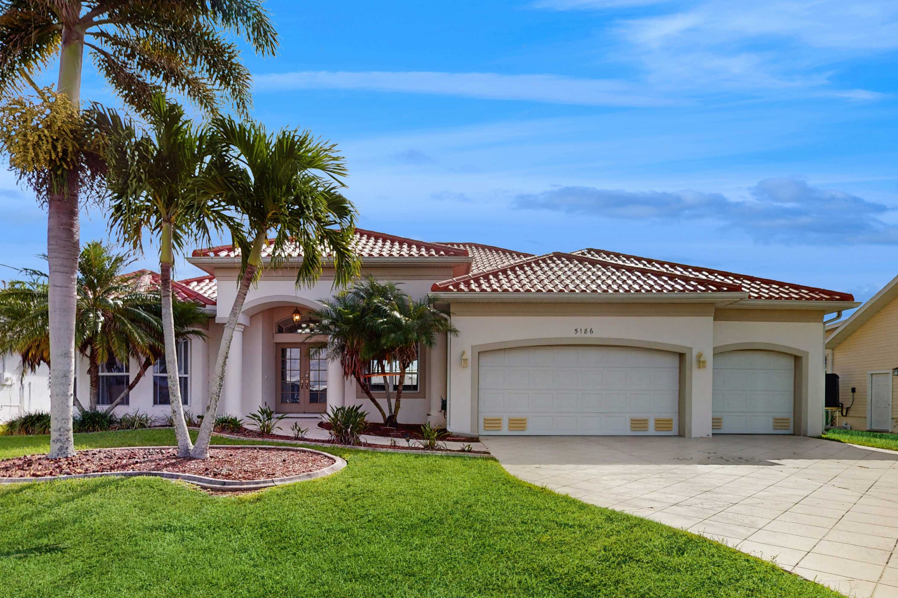 Waterfront Oasis with Private Pool Dock Fast WiFi & Ideal Location Dogs OK