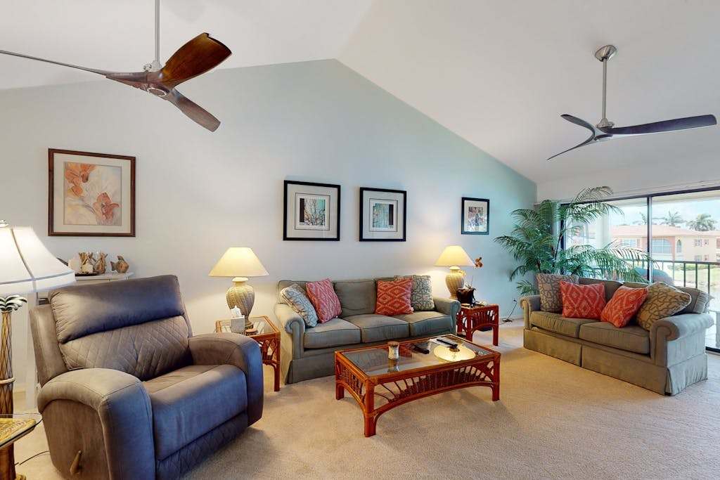 Snowbird friendly condo with pool access lake views washer & dryer & central AC