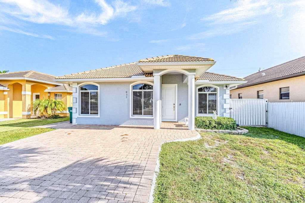 A Piece of Paradise House in Naples with guest suite & enclosed yard