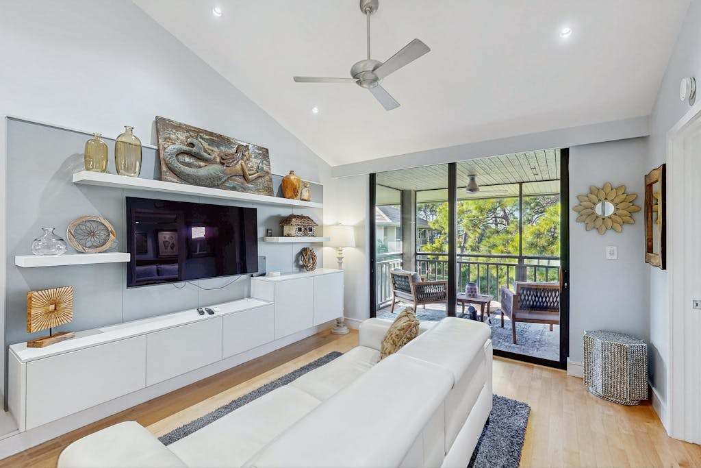 Peaceful top floor condo with golf views & resort amenities