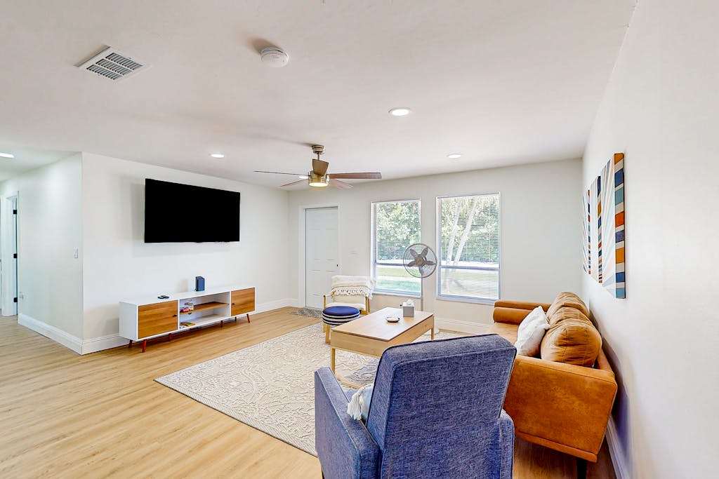 Charming coastal getaway with lanai bikes near incredible beaches & golf