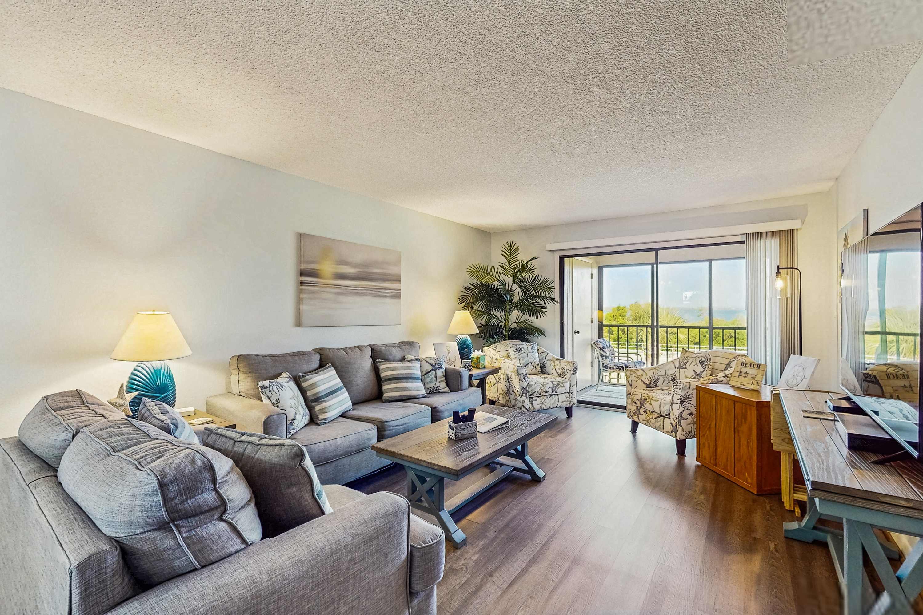 Top floor Dog Friendly Snowbird Retreat Private Beach Access & Gulf Access