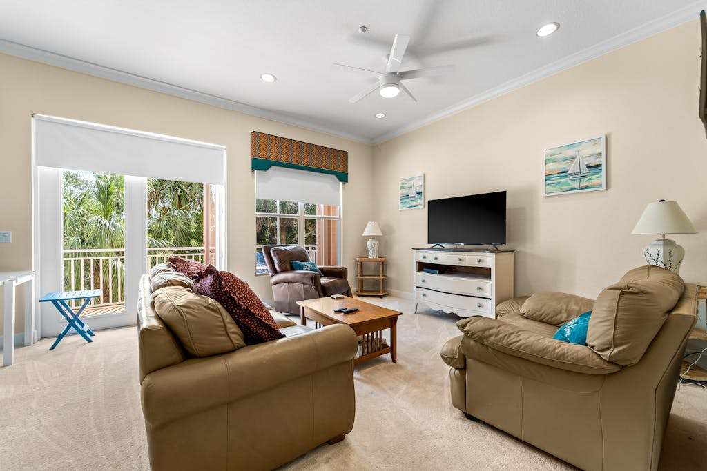 Spacious townhouse with central AC private washer & dryer & high speed WiFi