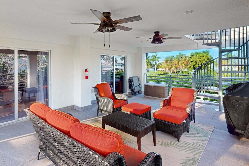 Dog friendly single level condo with furnished patio rooftop & washer & dryer