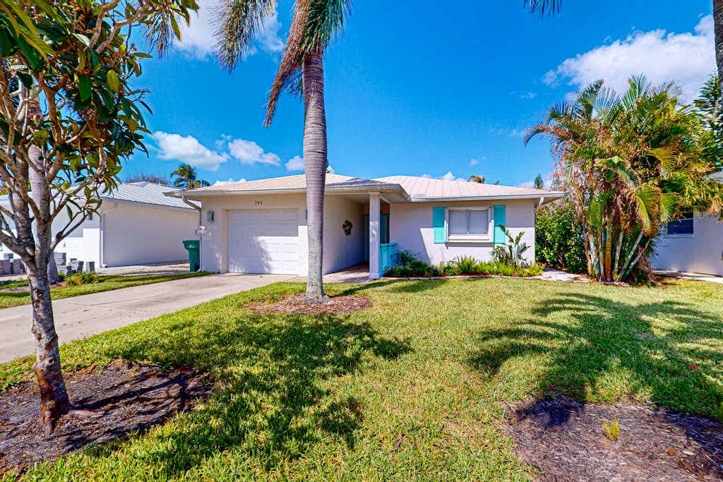 Cozy cottage with WiFi gas grill & is close to beaches stores & more