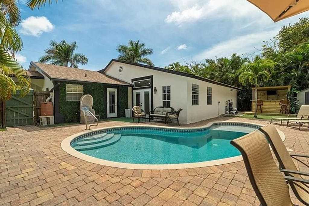 Spacious home private heated pool fireplace & two kitchens near downtown
