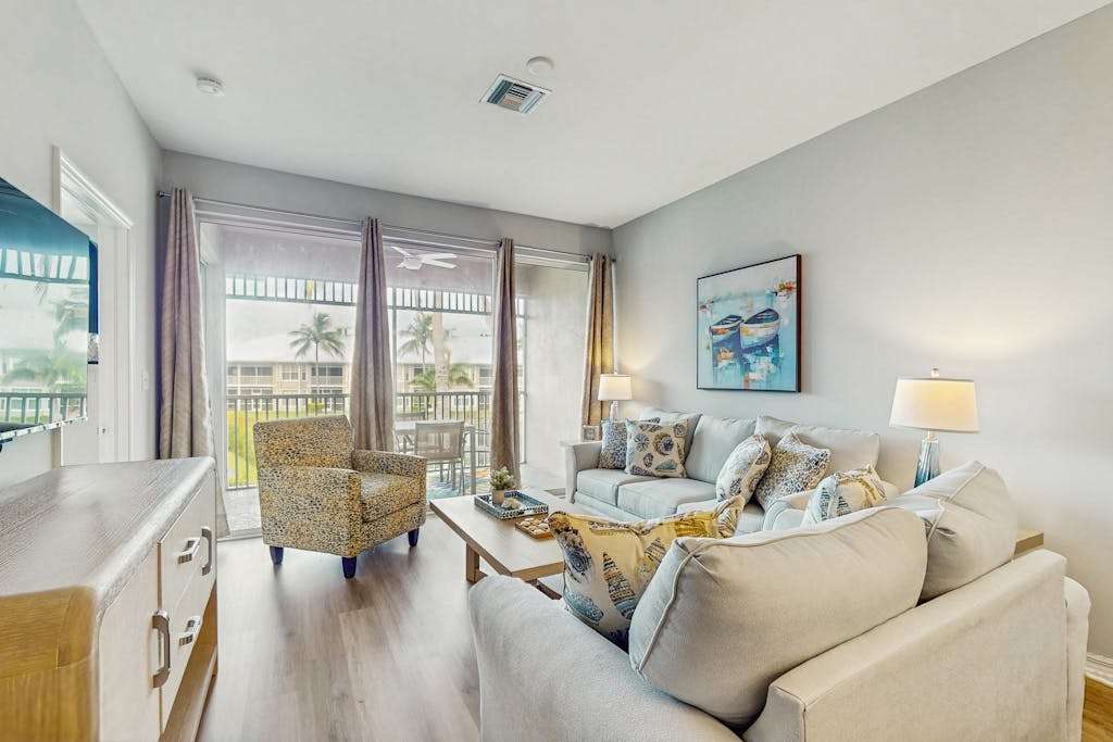 Lakefront retreat with heated pool hot tub gym & tennis