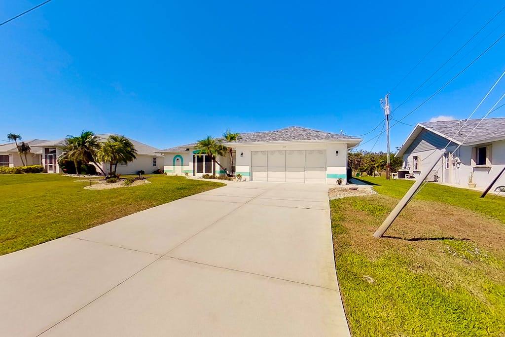 Bohemian canal front retreat with pool beach gear adult bikes & AC dogs ok