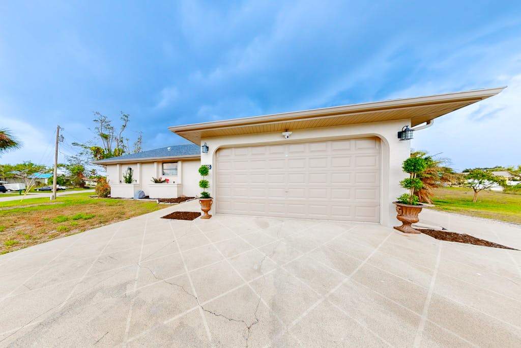 Canal Front withPrivate Pool & Dock Your Florida Escape Starts Here