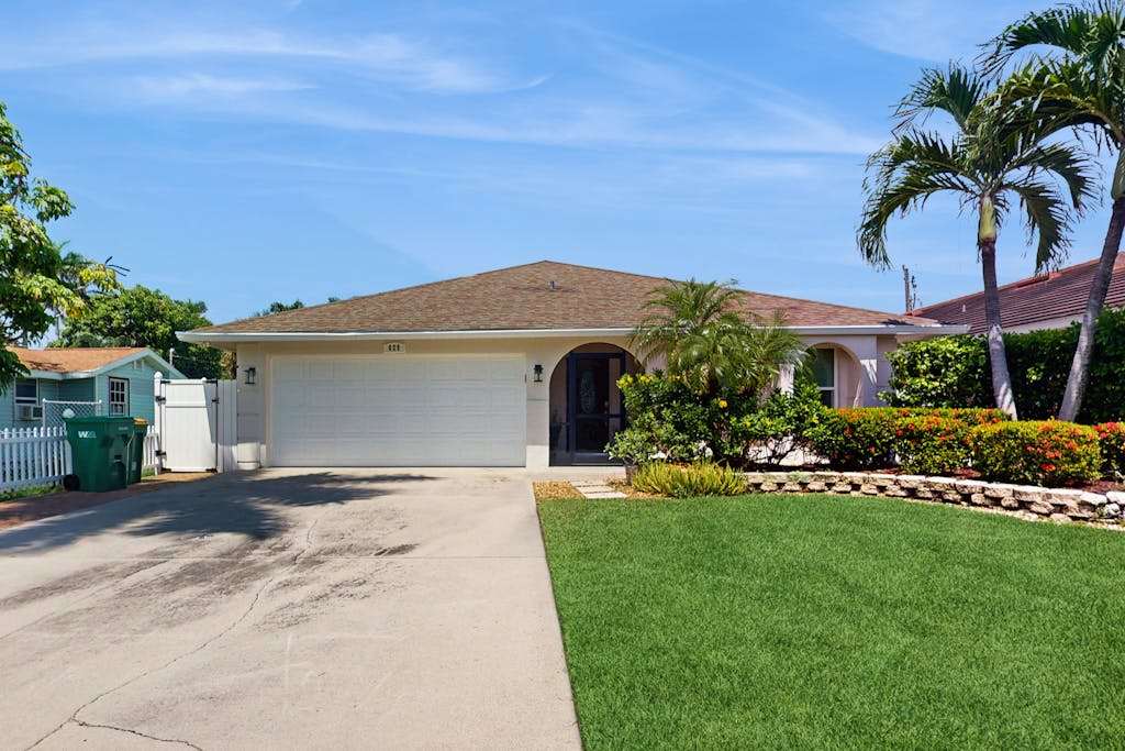 Exquisite home with private pool washer & dryer & bikes