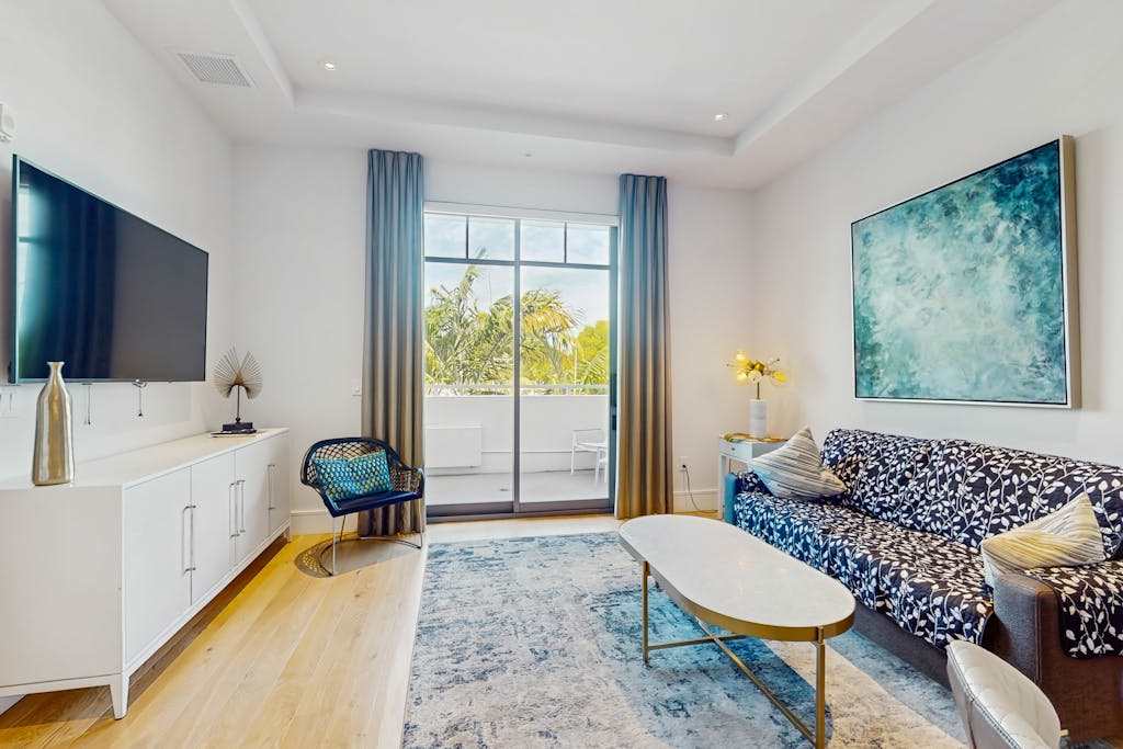 Exceptional condo with balcony WIFi & located close to beaches & downtown
