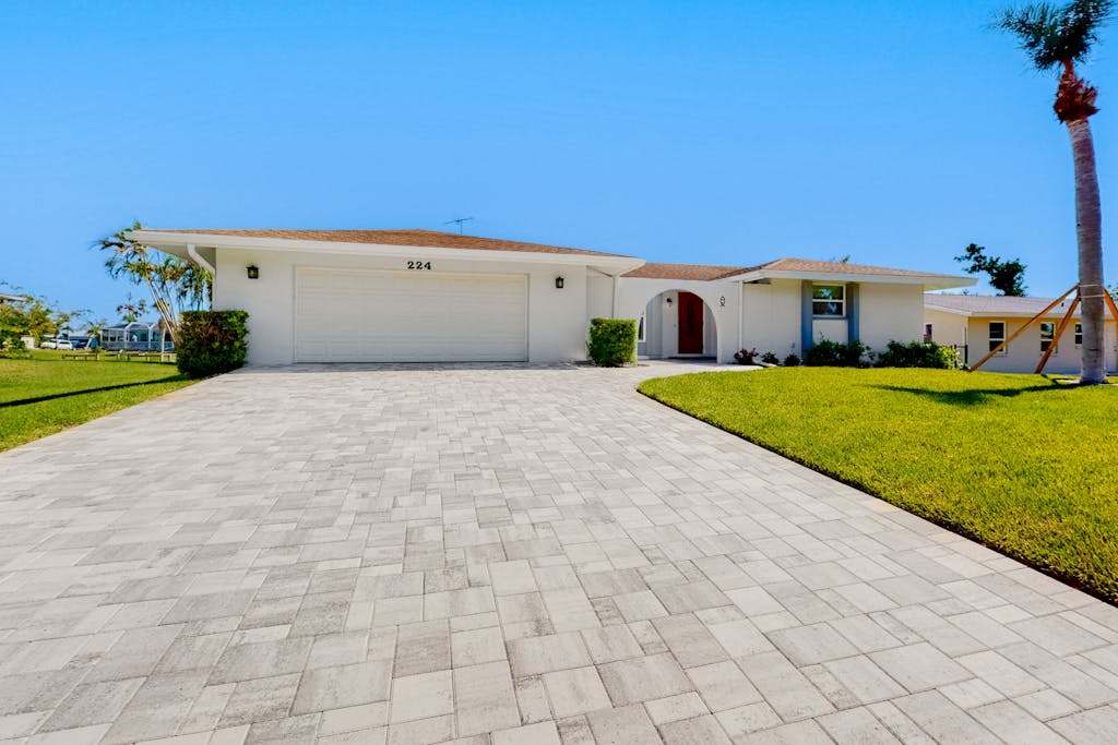 Bright Florida home with pool gas grill private pool & washer & dryer