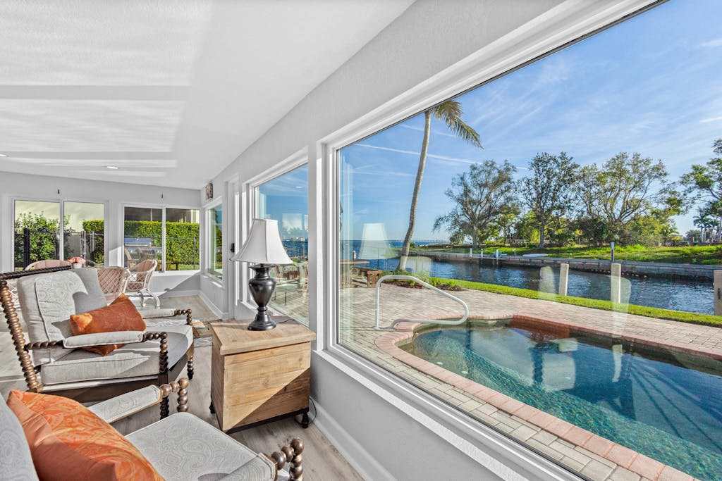 Dog Friendly Waterfront Luxury washer & dryerock Private Pool & Custom Kitchen